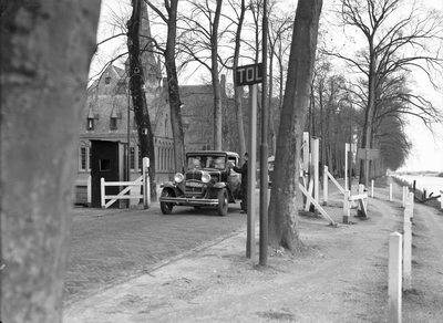 400157 Afbeelding van de tolpoort in de Herenstraat te Jutphaas.N.B. De gemeente Jutphaas is per 1 juli 1971 opgenomen ...